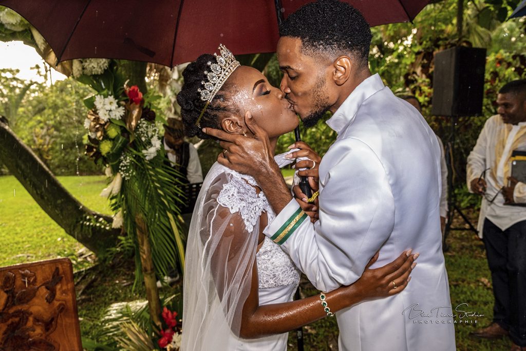 un homme une femme s'embrassant pendant leur mariage