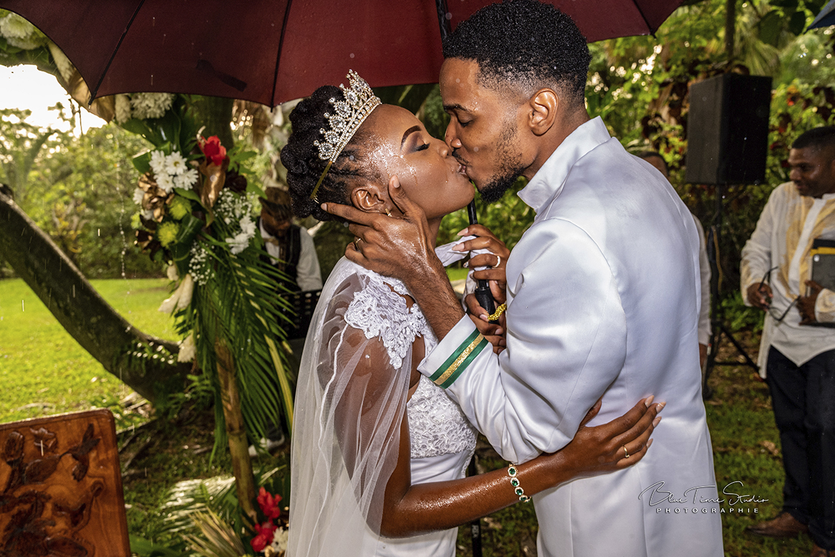 Nos portfolios photographiques #mariage tendre baiser #photographeguadeloupe