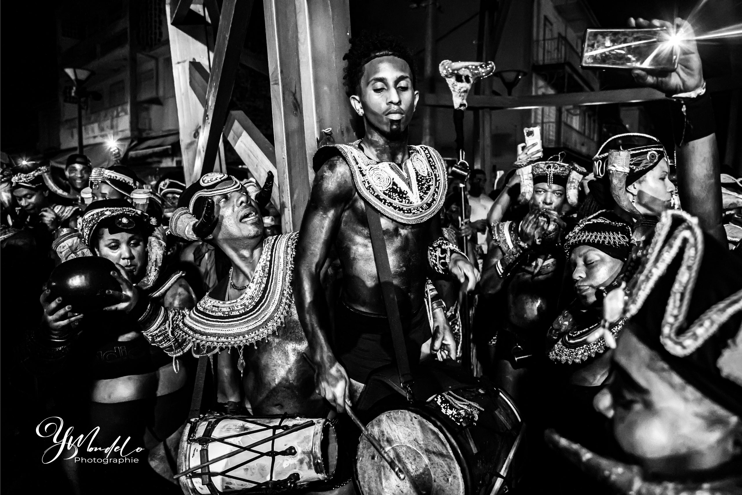 Photo de carnaval jeune homme déguisé entouré du groupe