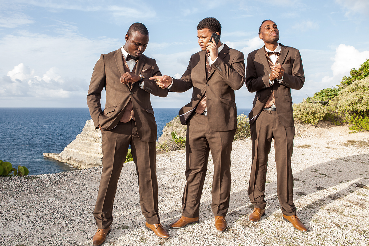 Nos portfolios photographiques #mariage Garçons d’honneur discutant #photographeguadeloupe