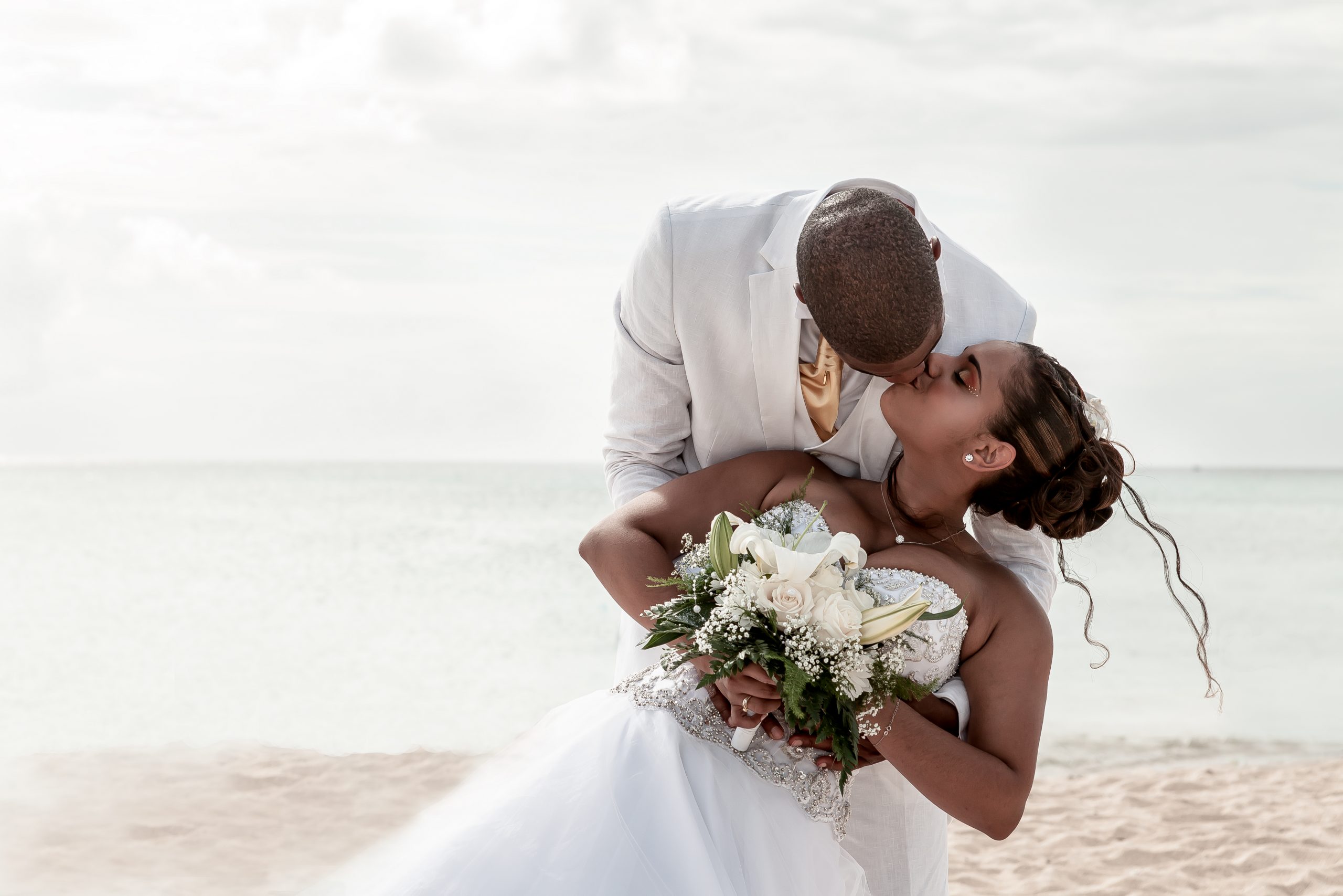 Nos portfolios photographiques #mariage Le baiser sur la plage #photographeguadeloupe