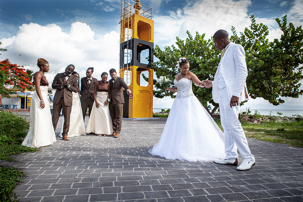 Nos portfolios photographiques mariage Les mariés près du phare #photographeguadeloupe