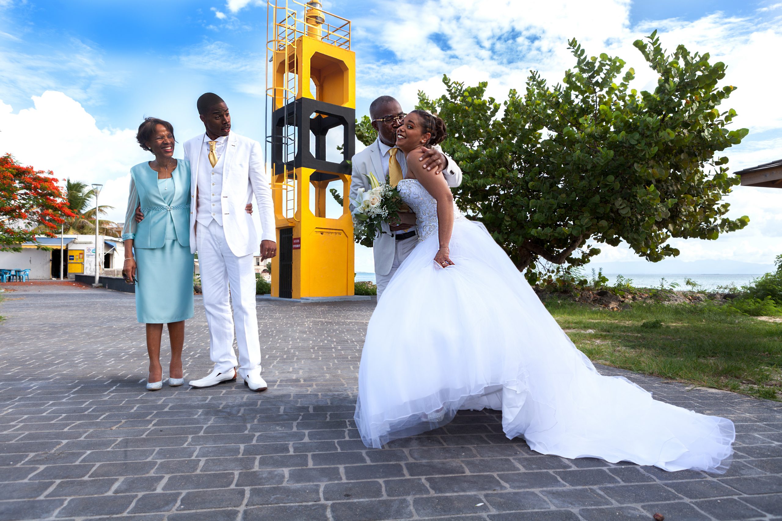 Nos portfolios photographiques #mariage Père embrassant la mariée #photographeguadeloupe