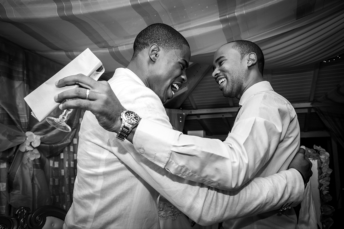 Nos portfolios photographiques #mariage salutation entre ami #photographeguadeloupe