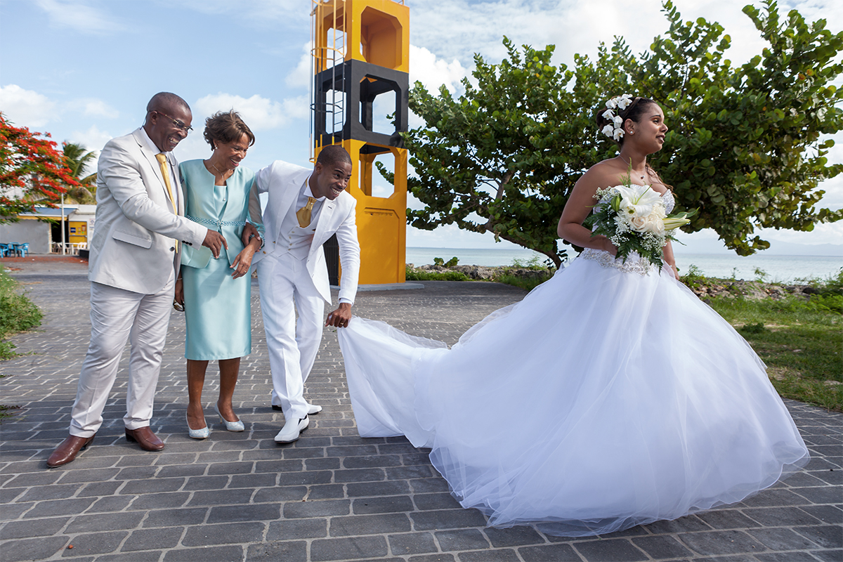 Nos portfolios photographiques Marié tenant le voile #photographeguadeloupe