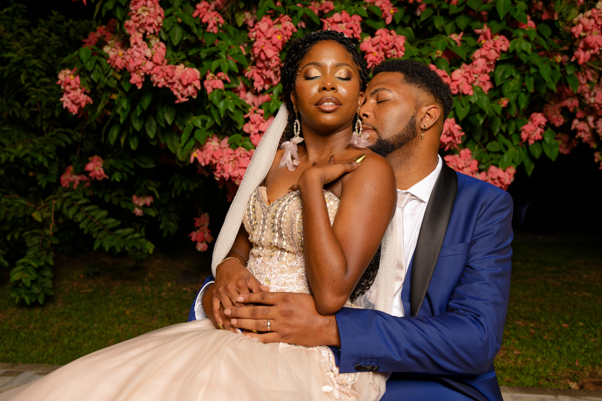 Photographe Mariage Guadeloupe Shooting Mariage: le couple sous le ciel bleu en Guadeloupe
